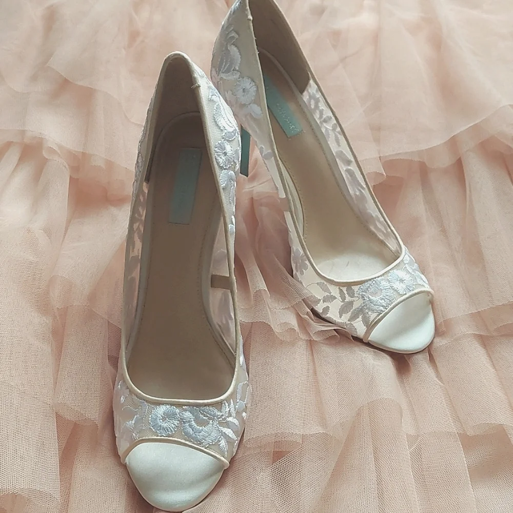 Betsey Johnson Open Toe Embroidered White Cream Heels Sz 10